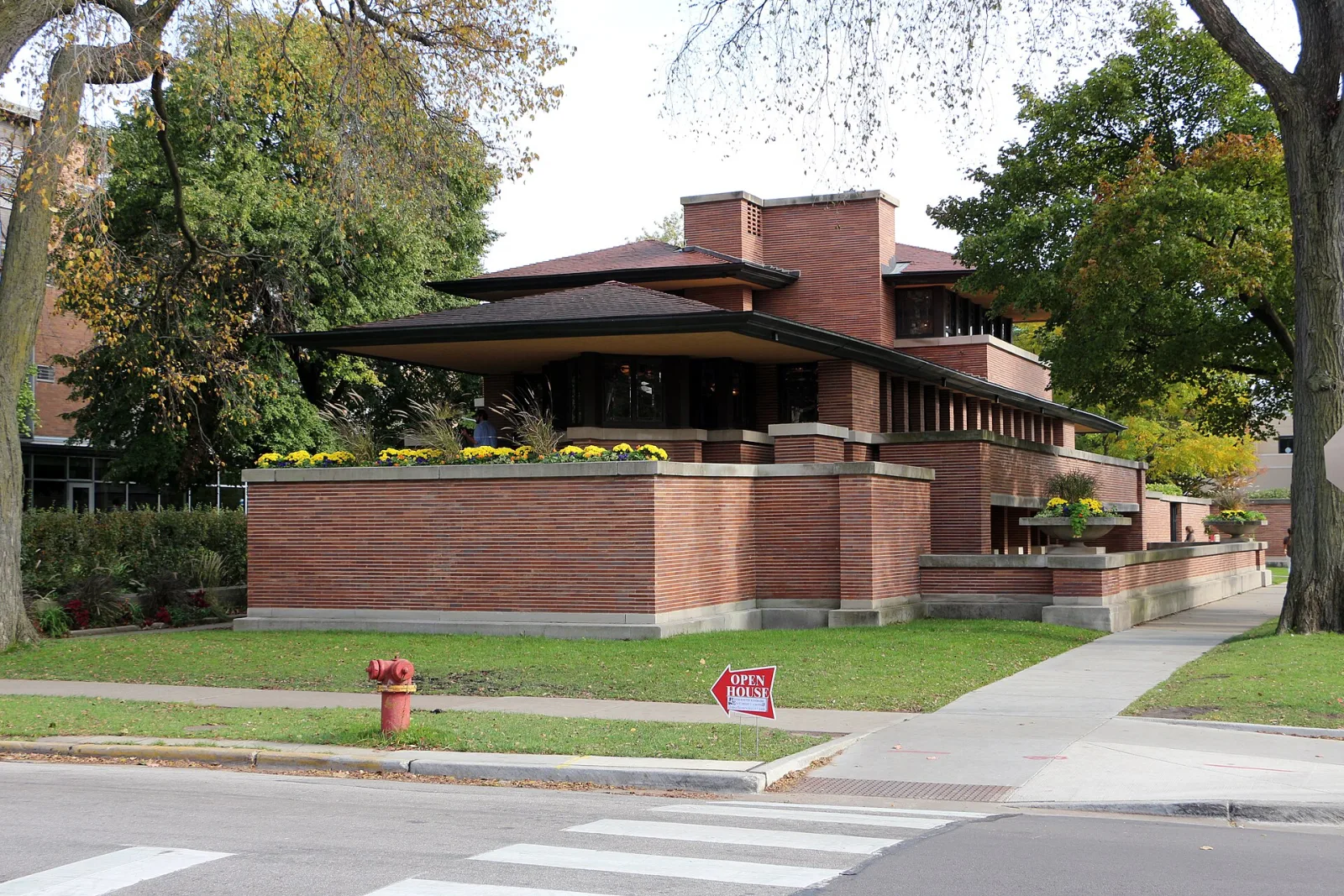 The Frederick C. Robie House in Chicago: long brick planes under a wide cantilevered roof, on a flat corner lot