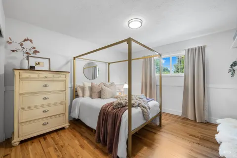 Bedroom with the canopy bed