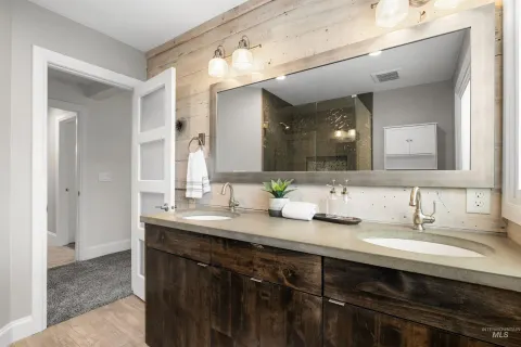Primary bath, dual vanities