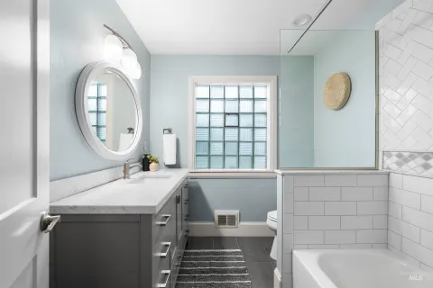 Junior suite bath